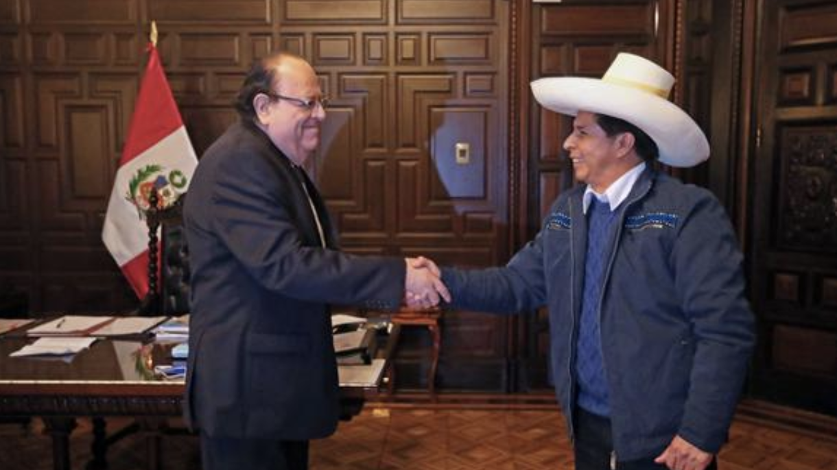 Presidente Castillo recibe a Julio Velarde en Palacio