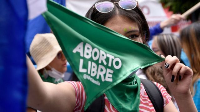 Colombia despenaliza el aborto: La Vuelta al Mundo en 5 Noticias