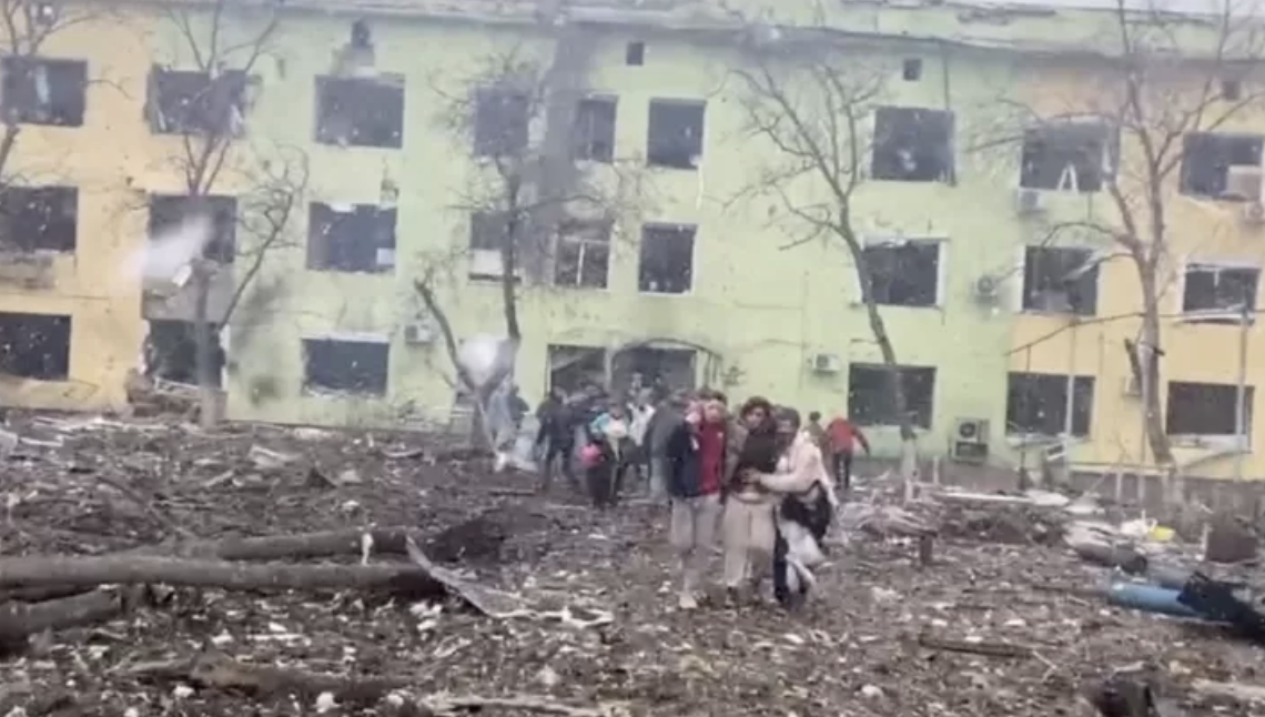 Rusia bombardea hospital en Ucrania: La Vuelta Al Mundo en 5 Noticias